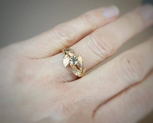 Roségouden verlovingsring Blaadjes met 0,40 ct cape diamant. Ontwerp van goudsmid Oogst in Amsterdam