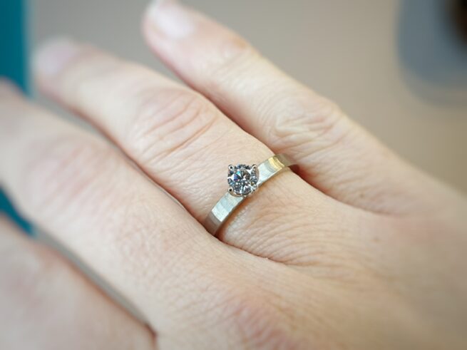 White gold engagement ring Japonais, textured with a 0,50 ct diamond. Oogst Amsterdam goldsmith.