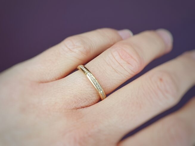 Roségouden ring ‘Eenvoud’ met Cape kleurige, briljant geslepen diamant, rondom Pavé gezet.