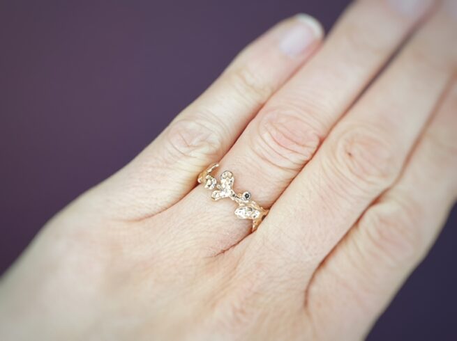 Roodgouden 'Blaadjes' ring met bruine diamant. Uit het Oogst goudsmid atelier Amsterdam.