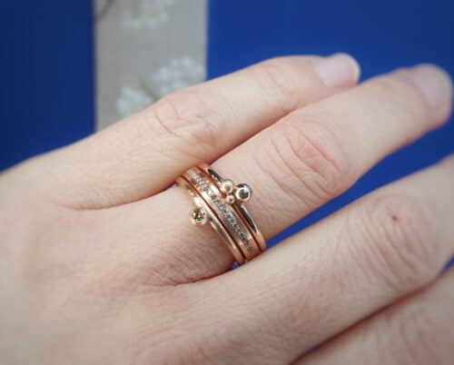 Roodgouden 'Eenvoud' ring met bruine diamanten rondom pave gezet. Oogst Goudsmeden. Aanschuifring bij 'Bessen' ringen.