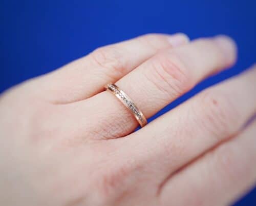 Roodgouden 'Eenvoud' ring met bruine diamanten rondom pave gezet. Oogst Goudsmeden. Aanschuifring