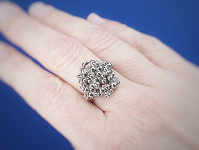 Ring Berries in white gold. Statement ring by Oogst goldsmith Amsterdam.