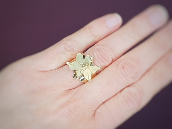 Yellow golden lily ring from our 'In Bloom' series. Design by goldsmith Oogst in Amsterdam.