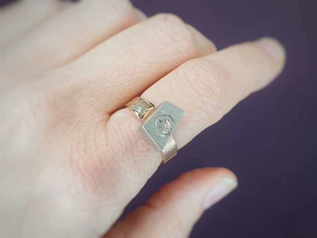 Ring Japonais Roodgouden ring met witgouden doosje met handgravure en natural diamant. Oogst goudsmeden Amsterdam