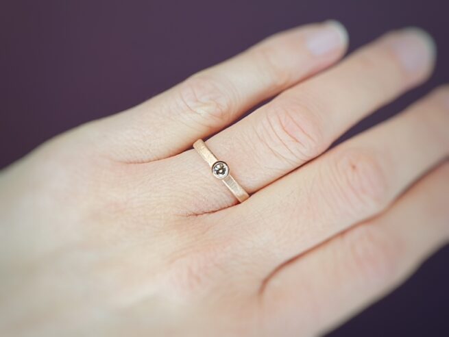 Trouwring 'Eenvoud' Roodgouden ring met bruine diamant in een boleet zetting. Ontwerp van edelsmid Oogst in Amsterdam.