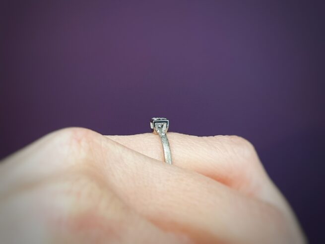 White gold engagement ring with princess cut diamond. Carré. Design by Oogst goldsmith. Oogst goldsmith Amsterdam.