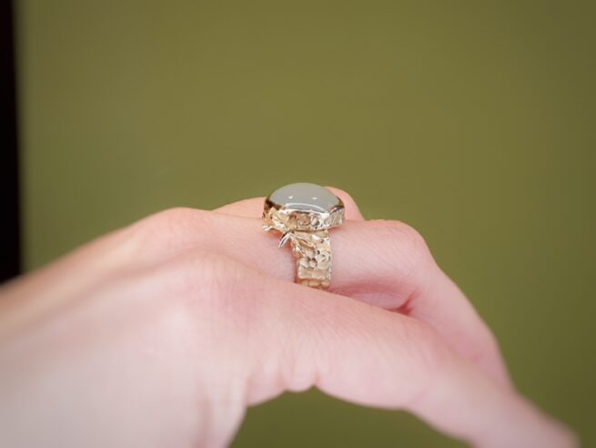 Geelgouden 'Insecten' ring met aquamarijn en vrolijke libellen. Design van Oogst goudsmid in Amsterdam