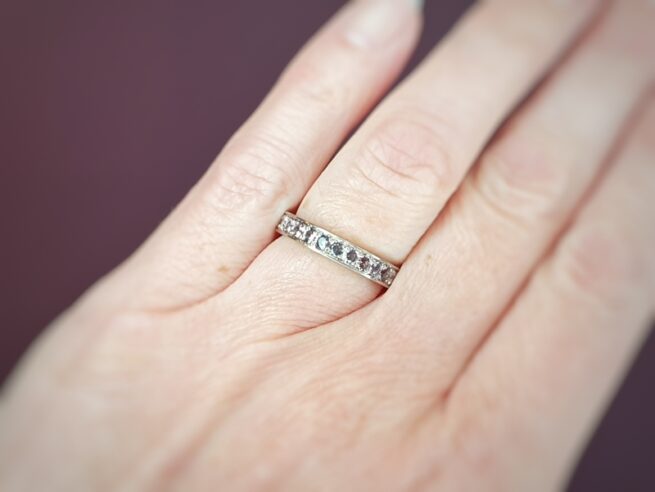 Aanschuifring 'Eenvoud'. Eternity ring. Witgouden ring met roze spinel. Ring Ton sur Ton. Design van Oogst Goudsmid Amsterdam