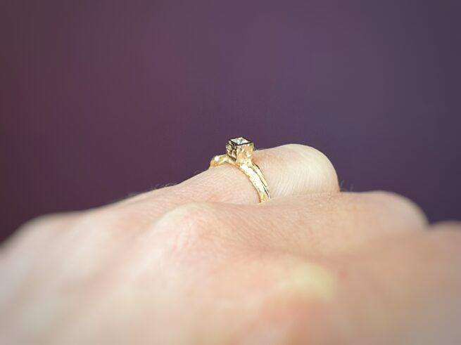 Rosé gold 'Twist' ring with a princess cut diamond. Design by Oogst goldsmith Amsterdam