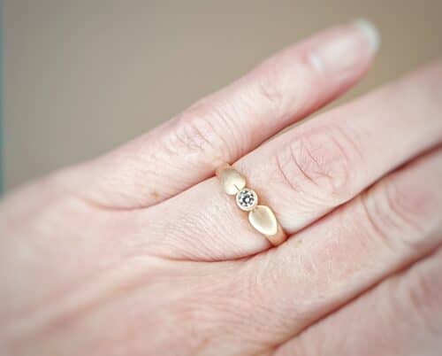 Rose gold engagement ring with leaves and a 0,15 ct diamond. Sleek design from the Oogst goldsmith studio in Amsterdam.