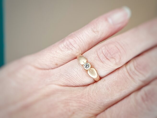 Roodgouden blaadjes ring met diamant. Rose golden ring with leafs and diamond. Uit het Oogst atelier Amsterdam.
