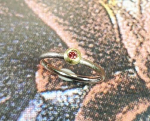 Witgouden ring 'Boleet' met roze diamant in geelgouden zetting.