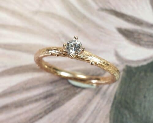 Roodgouden ring 'Boomgaard' takje met briljant geslepen diamant.