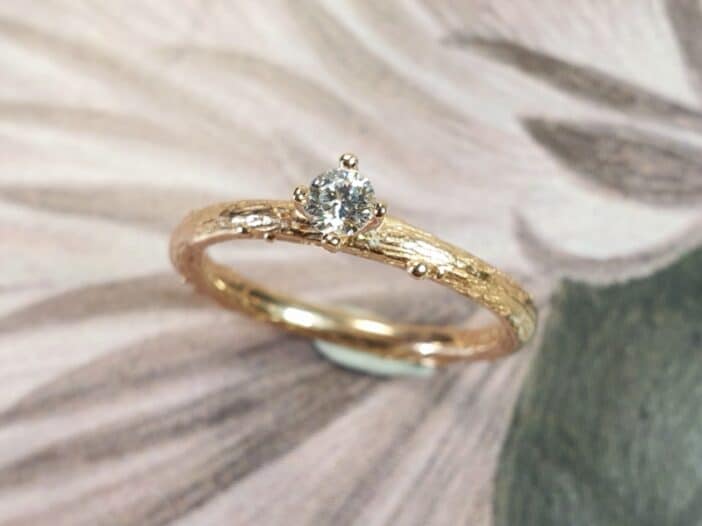 Roodgouden ring 'Boomgaard' takje met briljant geslepen diamant.
