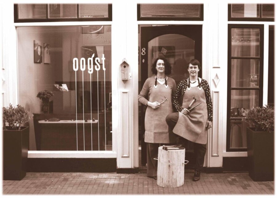 Oogst Goudsmeden Lotte en Ellen voor de winkel in de openingsweek, maart 2011.