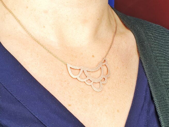Rose gold 'Linear' necklace with a loops element. Made by goldsmith Oogst