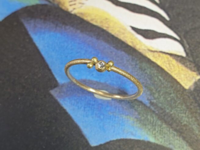 This delicate yellow gold ‘Berries’ ring has cute berries and a 0,015 ct brilliant cut diamond. Oogst jewellery design