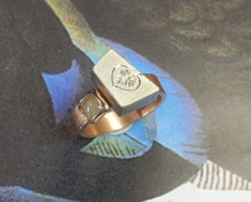 Ring Japonais Roodgouden ring met witgouden Torii en handgravure met natural diamant. Rosegold ring with white gold box and hand engraving. With a natural diamond. Oogst edelsmid Amsterdam