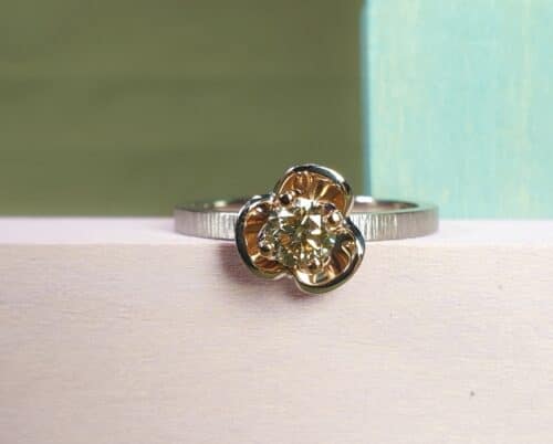 Witgouden verlovingsring In Bloei met 0,41 diamant light brown. Maatwerk ring uit de In bloei serie van Oogst Sieraden.
