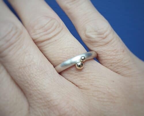 Zilveren ring met geelgouden Bessen. Ontwerp van Oogst Sieraden in Amsterdam.
