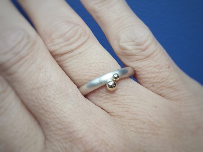 Zilveren ring met geelgouden Bessen. Ontwerp van Oogst Sieraden in Amsterdam.