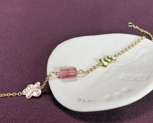 Yellow gold 'Clouds' bracelet with a pink tourmaline crystal and two clouds elements. Designed by Oogst goldsmith in Amsterdam