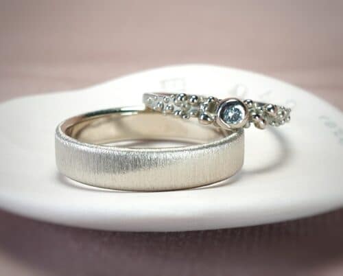 Handmade white gold wedding rings 'Berries' and 'Simplicity'. Designs from the Oogst collection.
