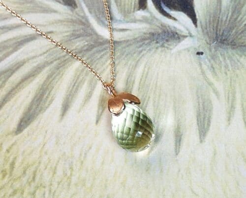 Rose gold 'Heart' pendant with a light green briolet cut prasiolite. Design by Oogst goldsmith studio.