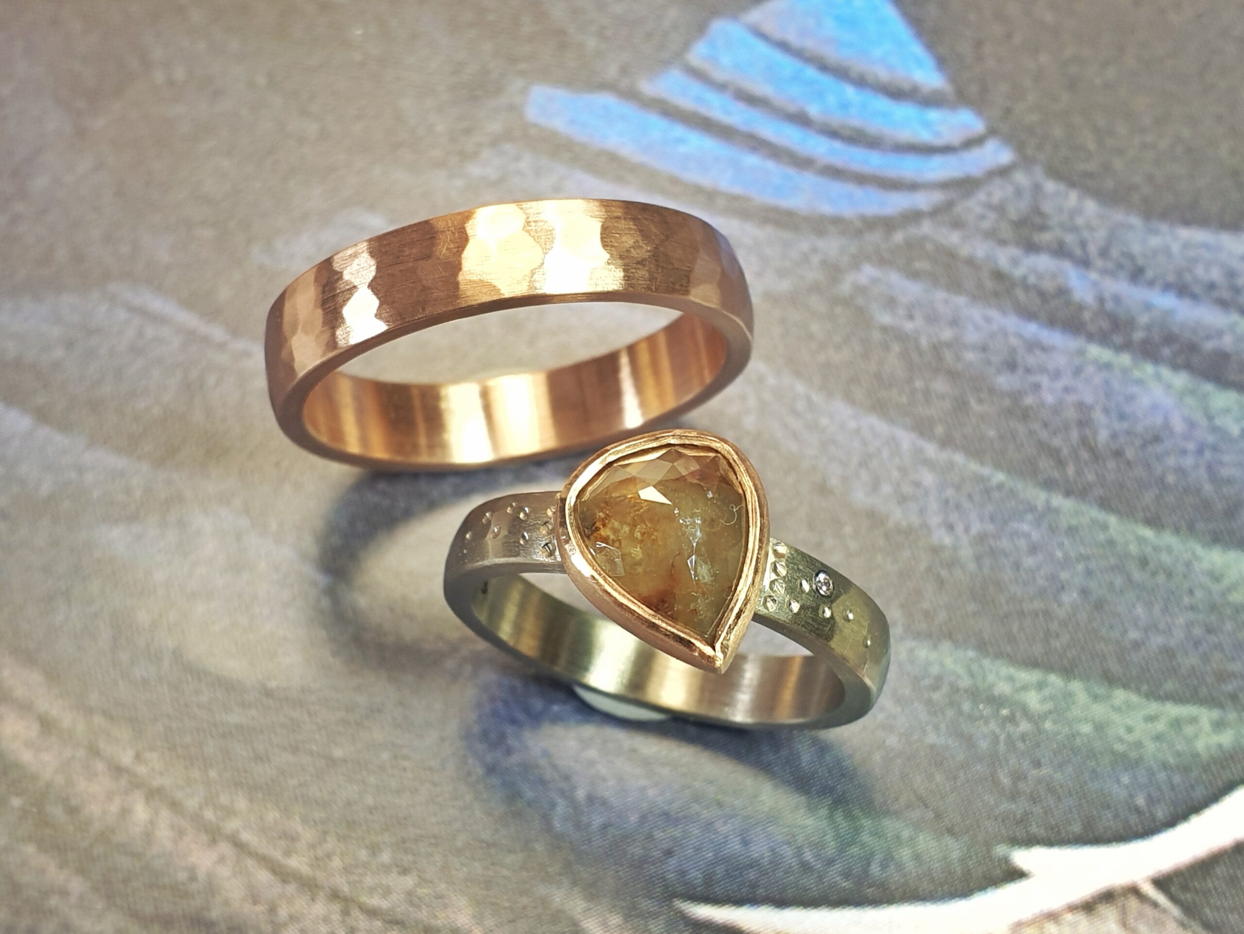 Wedding rings 'Rhythm'. White golden ring with rose cut natural diamond. Rose golden ring. Oogst goldsmith Amsterdam.