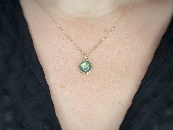 Yellow gold pendant with Labradorite and berries. Design by Oogst jewellery in Amsterdam