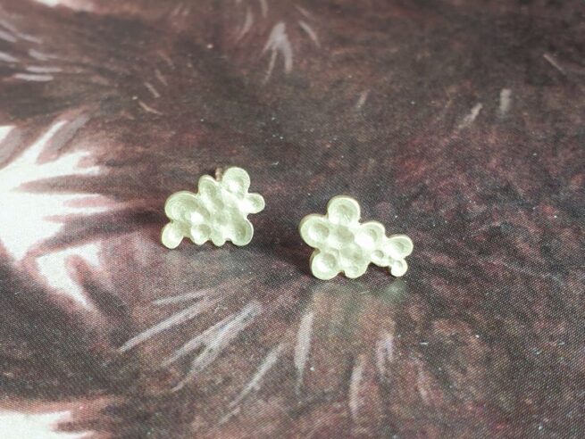 Yellow gold 'Cloud' ear studs. Design by Oogst Jewellery in Amsterdam