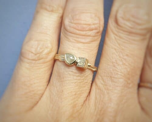 Geelgouden ring met kristalvorm en natural roosgeslepen diamant. Oogst Sieraden in Amsterdam