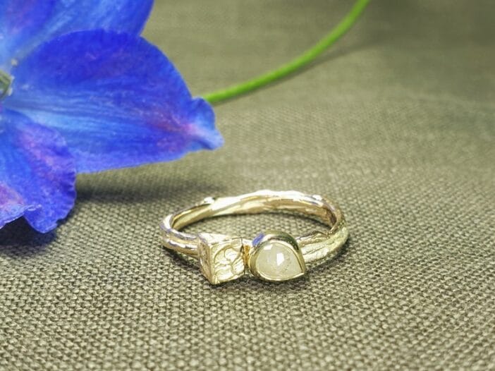 Geelgouden ring met kristalvorm en natural roosgeslepen diamant. Oogst Sieraden in Amsterdam