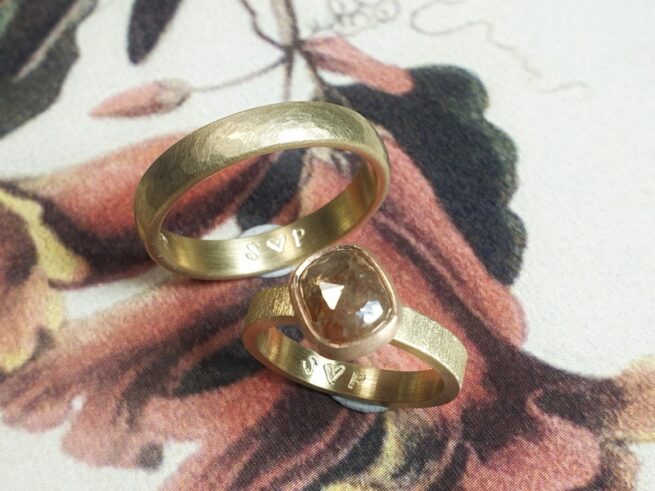 Wedding rings 'Rhythm'. Yellow gold hammered wedding rings. Created by Oogst goldsmith in Amsterdam.