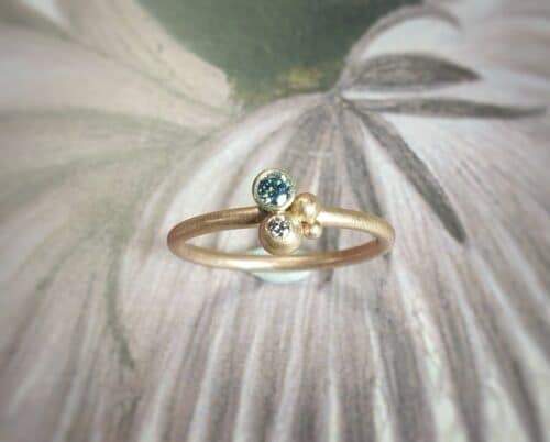 Rose gold ring Berries with a fancy ice blue and a lavender diamond. Design by Oogst Jewellery.