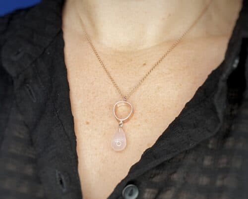 Rose gold pendant 'Lineair' with a rose quartz drop. Design by Oogst Jewellery in Amsterdamn Amsterdam