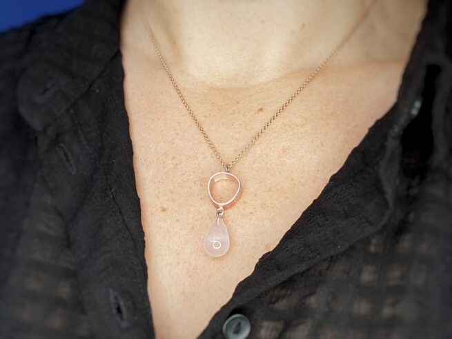Rose gold pendant 'Lineair' with a rose quartz drop. Design by Oogst Jewellery in Amsterdamn Amsterdam