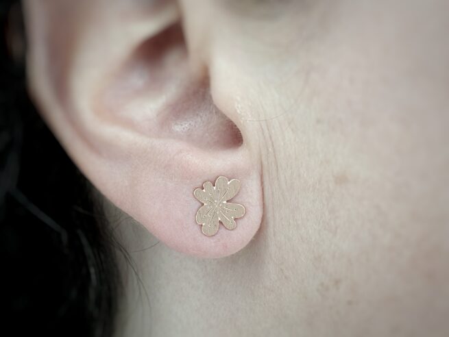 Rose gold Flower ear studs from the Japonais series. Design & creation by Oogst goldsmith in Amsterdam
