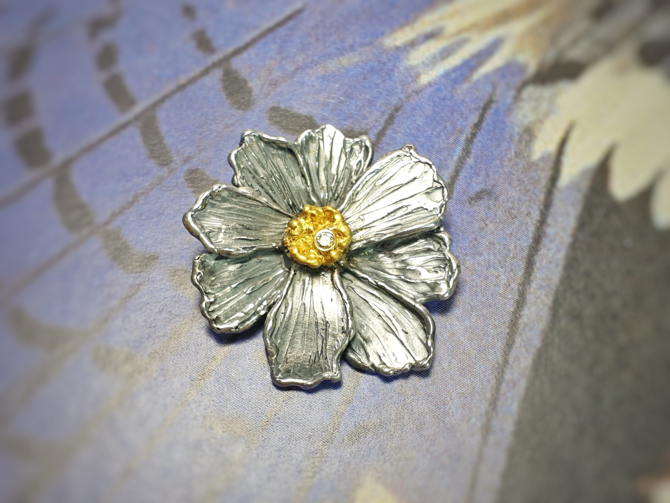 goochelaar Zes Commandant Zilveren bloem hanger met bladgoud en diamant. Maatwerk van Oogst