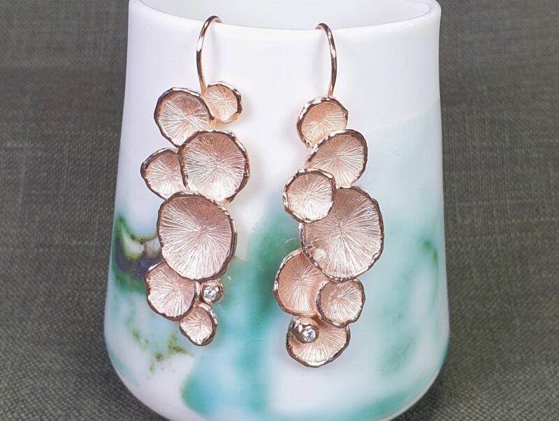 Roodgouden Zwammen oorsieraden met diamant. Maatwerk van Oogst Sieraden