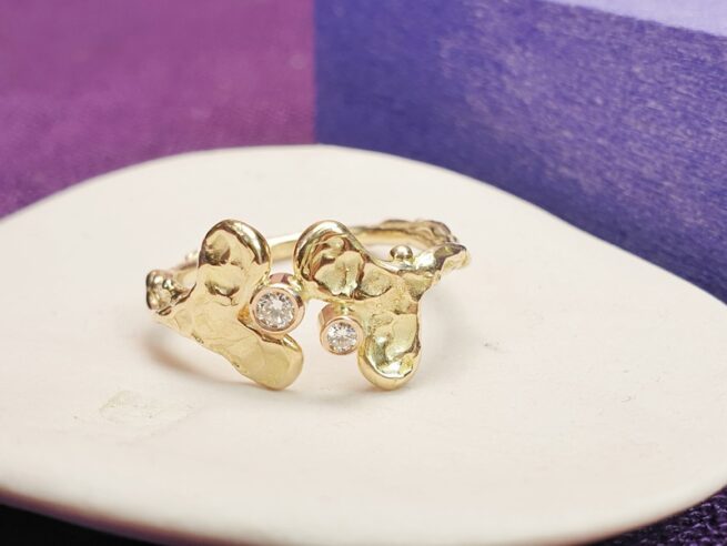 Roségouden Blaadjes verlovingsring met 0,05 en 0,03 crt diamanten. Ontwerp van Oogst Sieraden te Amsterdam.