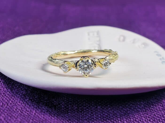 Geelgouden verlovingsring Boomgaard en 3 diamanten. Ontwerp van Oogst Sieraden.