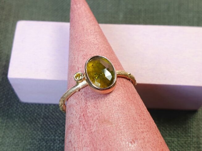 Roségouden Boomgaard ring met Toermalijn en olijf diamant. Ontwerp van Oogst sieraden in Amsterdam