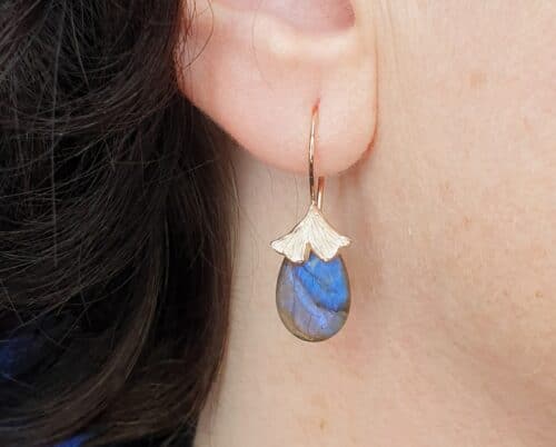 These golden earrings with labradorite drops are from the 'Ginkgo' series. Design by Oogst jewellery in Amsterdam