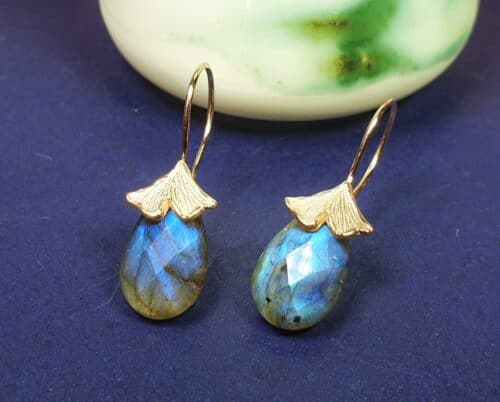 These golden earrings with labradorite drops are from the 'Ginkgo' series. Design by Oogst jewellery in Amsterdam
