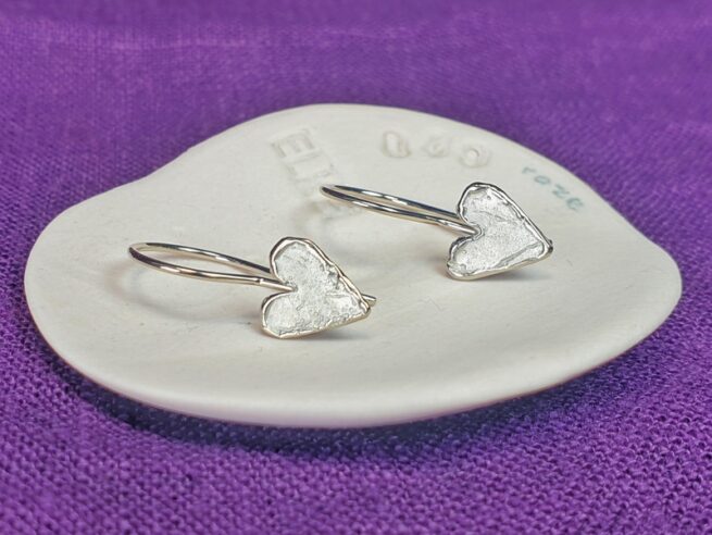White golden earrings 'Hearts' with a curl. Design by Oogst Jewellery