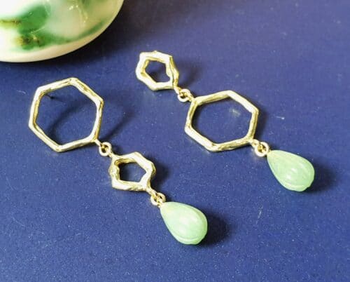 Yellow golden ‘Amorphous & Angular’ earrings with aventurine drops. Playful asymmetry. Design by Oogst in Amsterdam