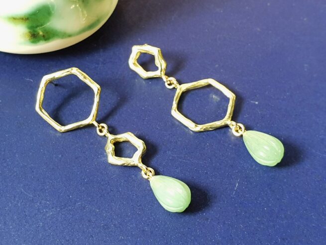 Yellow golden ‘Amorphous & Angular’ earrings with aventurine drops. Playful asymmetry. Design by Oogst in Amsterdam