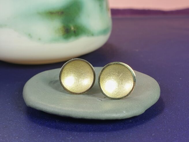 Golden ear studs from the 'Circles' series. Design by Oogst Jewellery in Amsterdam
